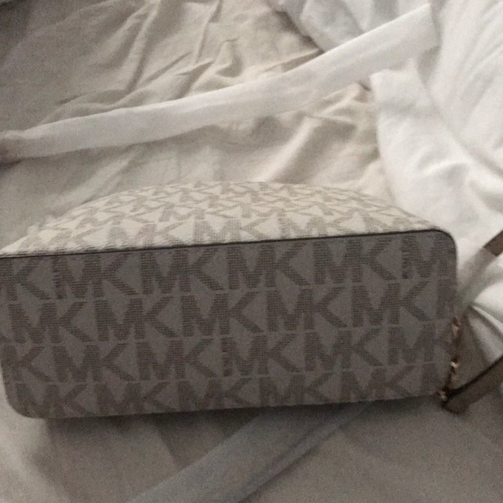 Nwt Michael Kors Emmy white and gold
crossbody - Picture 7 of 12